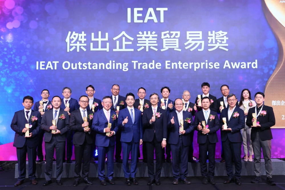 IEAT傑出企業貿易受獎代表合影